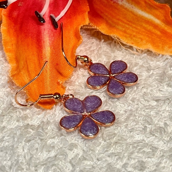 Pretty Betsey Johnson style mini flower charm earrings - Picture 4 of 5